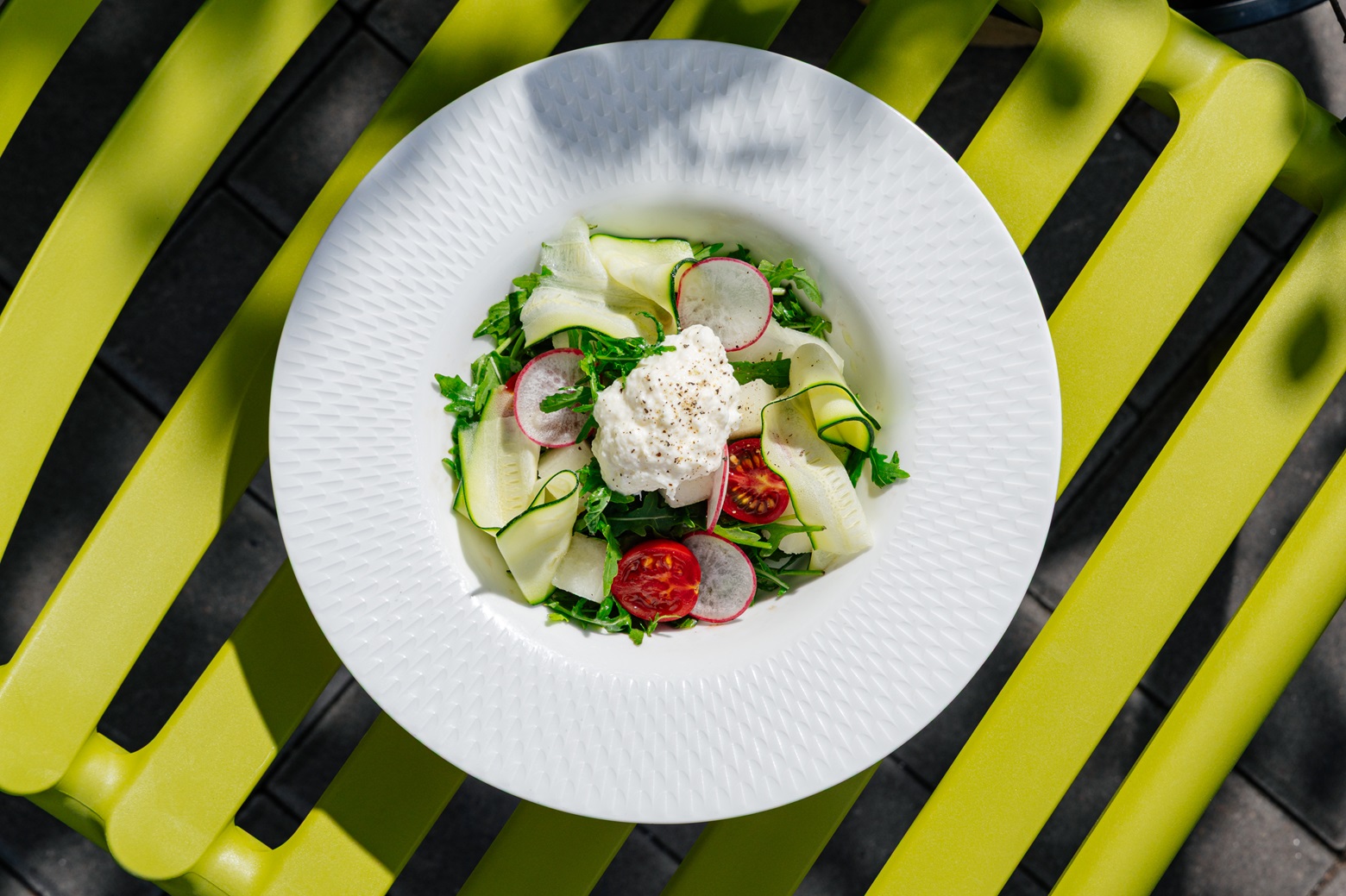 Salat s dynej i strachatelloj_ Atlas Vin Bistro (1).jpg