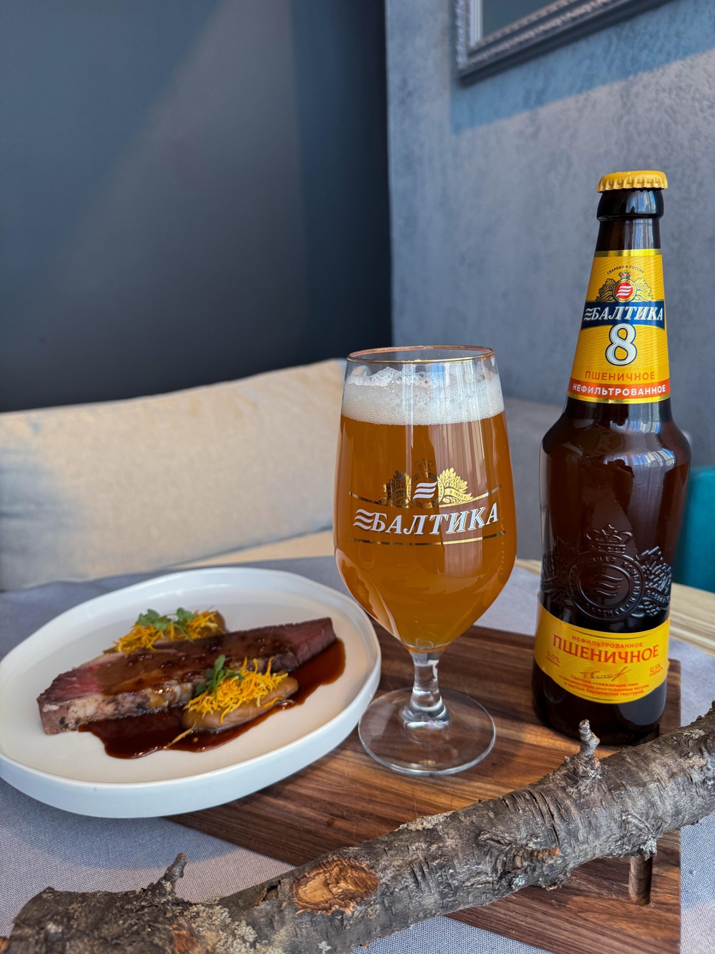 Пастрами с луковым кремом и яблочным соусом.jpeg