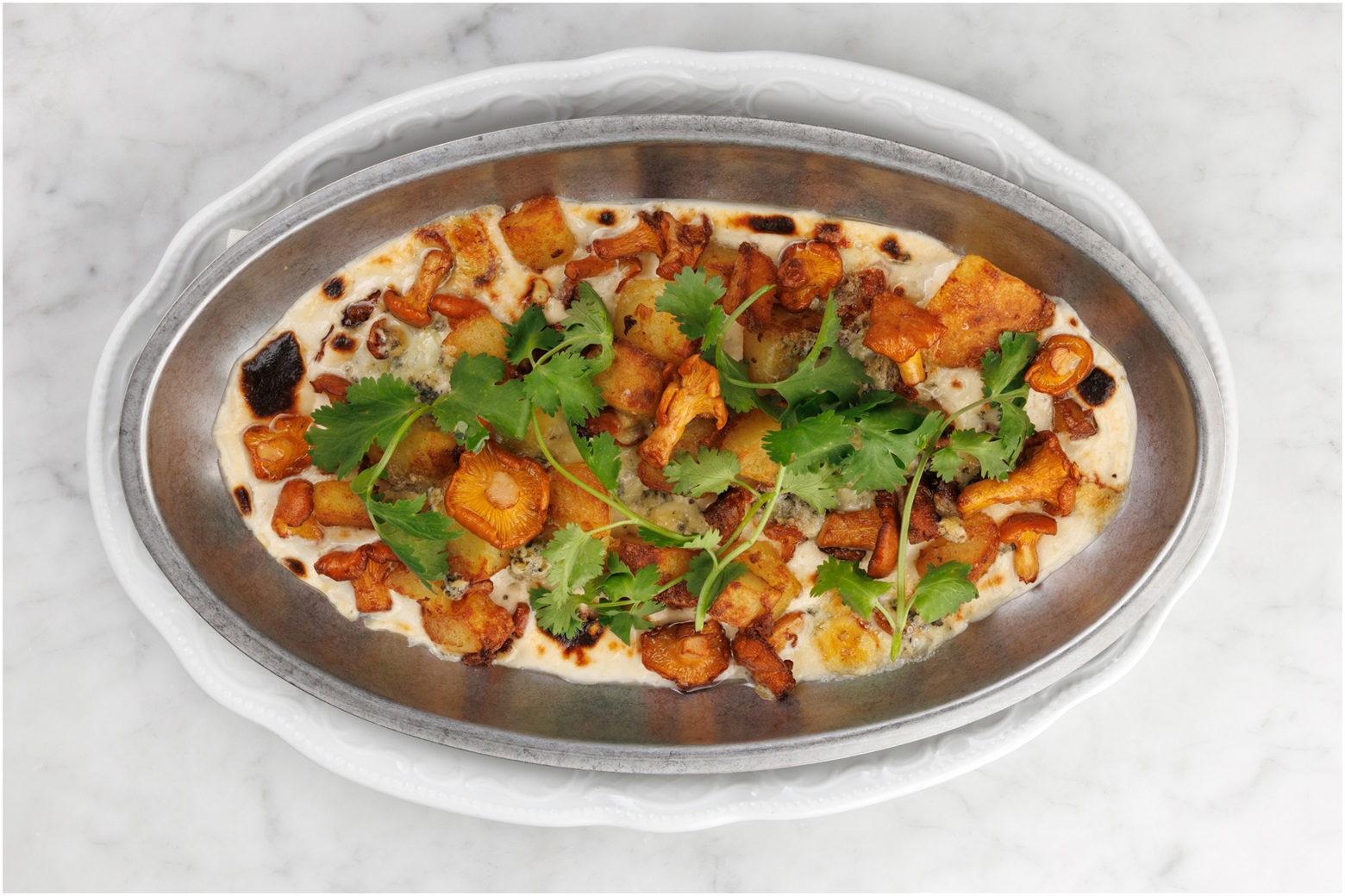 Frantsuza Bistrot лисички с печёным картофелем и горгонзолой.jpg